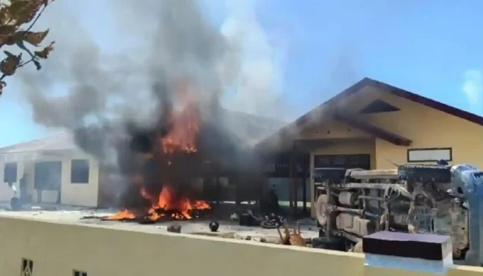 Lepaskan Pengedar Narkoba, Mapolsek Muara Batang Gadis Dibakar Massa