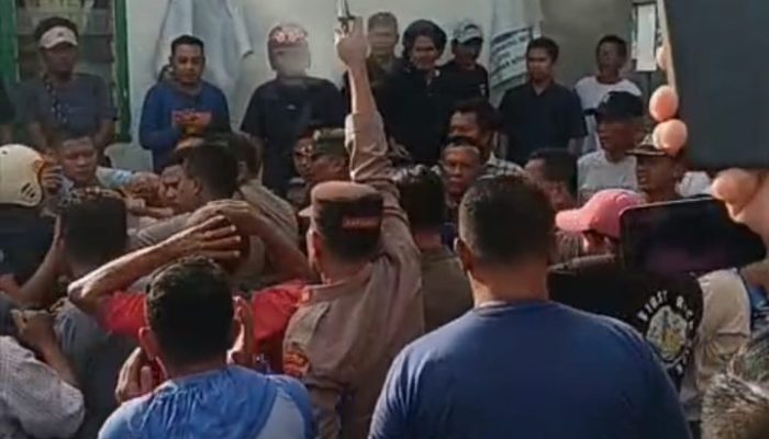 Suasana Mencekam di Kantor Nagori Rambung Merah, Kapolsek Lepaskan Tembakan
