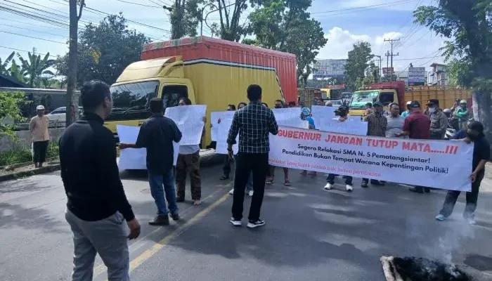 Warga Berunjuk Rasa Tuntut Relokasi SMA Negeri 5 Pematangsiantar