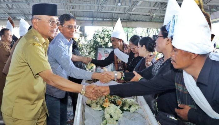 Bupati Simalungun Melayat Atas Meninggalnya Pangulu Hinalang