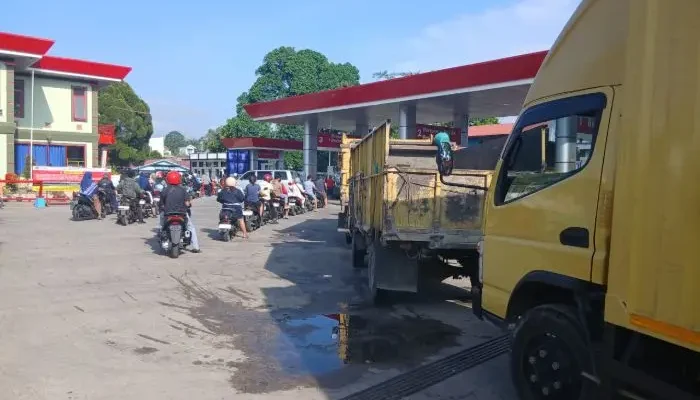 Antrian Panjang di Sejumlah SPBU Pasca Pernyataan Menteri ESDM