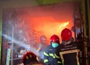 Ruko Sepatu di Jalan Thamrin Pematangsiantar Terbakar