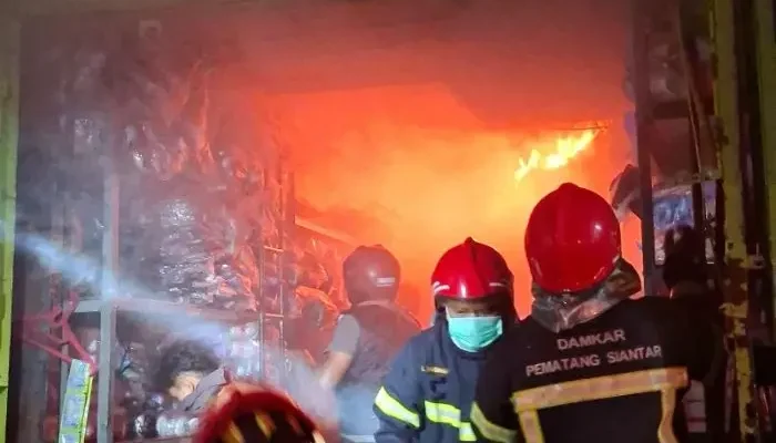 Ruko Sepatu di Jalan Thamrin Pematangsiantar Terbakar