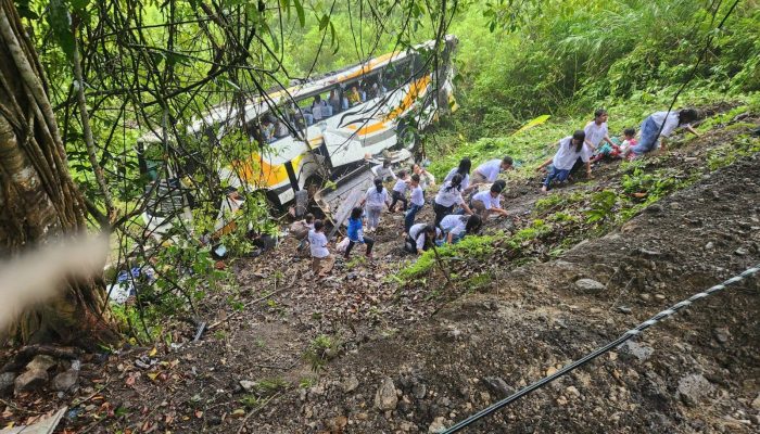 Bus Anak Sekolah Minggu Asal Batu Bara Masuk Jurang di Toba