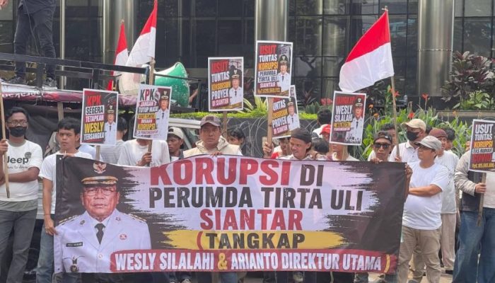 Wali Kota Pematangsiantar Wesly Silalahi Didemo di KPK