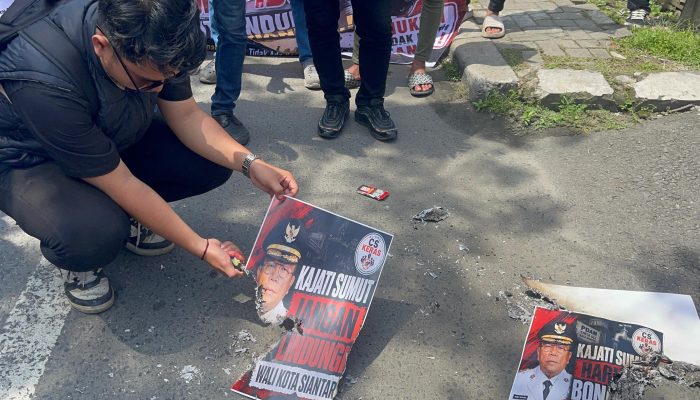 Alisansi CS KERAS Geruduk Kejatisu dan Bakar Foto Walikota Pematangsiantar