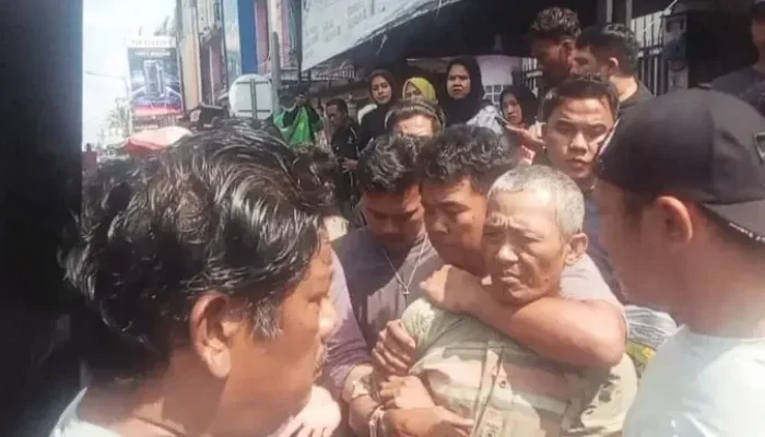Lansia Kurir Sabu Diborgol Turun dari Bus
