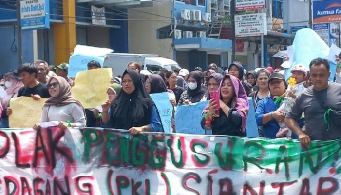 Ratusan PKL Pematangsiantar Unjuk Rasa Tolak Relokasi