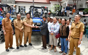 Pemkab Samosir Salurkan Alsintan kepada Kelompok Tani, Perluasan Lahan Bawang Putih Jadi Prioritas