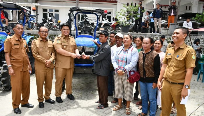 Pemkab Samosir Salurkan Alsintan kepada Kelompok Tani, Perluasan Lahan Bawang Putih Jadi Prioritas